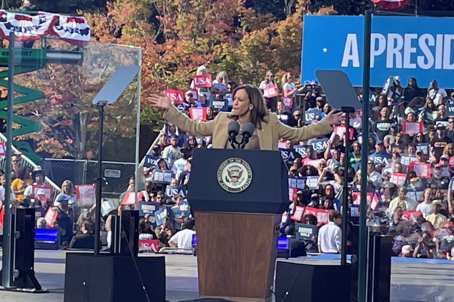 Kamala Atlanta nov 2.jpg