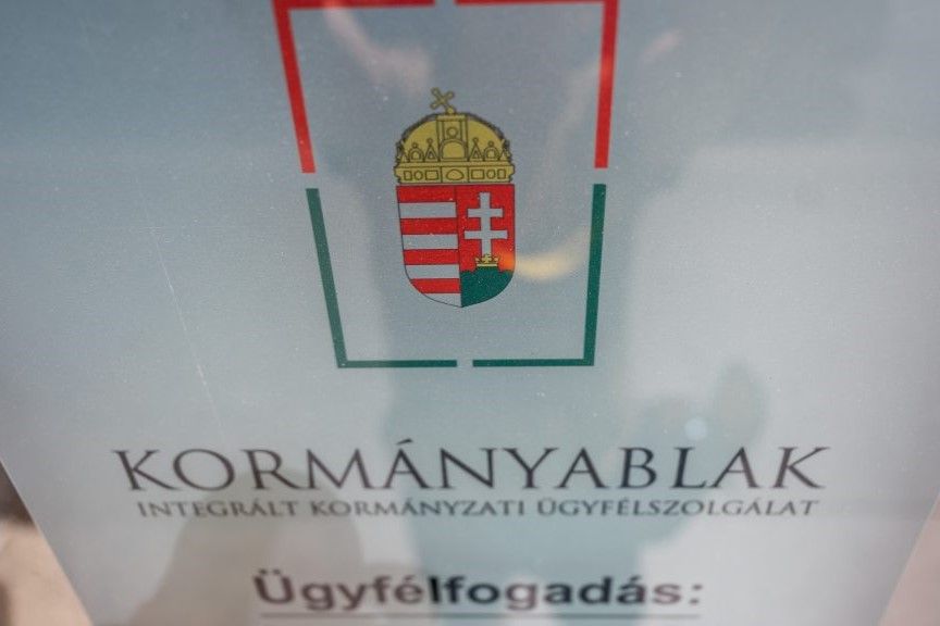 Bérduplázásra lenne szükség ahhoz, hogy ne mondjanak fel tömegesen a köztisztviselők